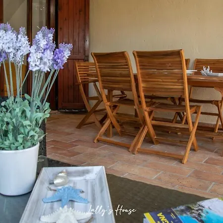 Lally's House Nyaraló Porto San Paolo